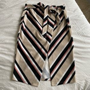 Knee lengthskirt with front slit